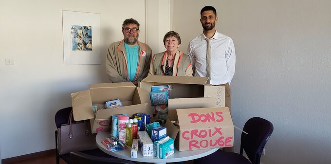 remise à la croix rouge de la collèce de produits d'hygienne 4°1.jpg