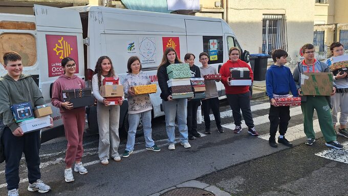 Les éco-délégué.es devant le camion humanitaire de l’association Occitalien